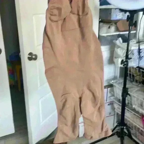 SKIMS- NWOB Sculpting Seamless Mid Thigh Bodysuit Color- Sienna - Picture 6 of 8